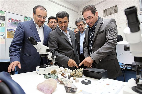 بازدید رییس جمهور از پژوهشگاه زمین شناسی