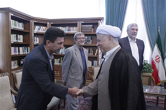 دیدار سرمربی تیم استقلال و جمعی از پیشکسوتان ورزش کشور با آیت الله هاشمی