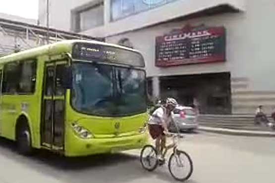واکنش راننده اتوبوس نسبت به دوچرخه سوار