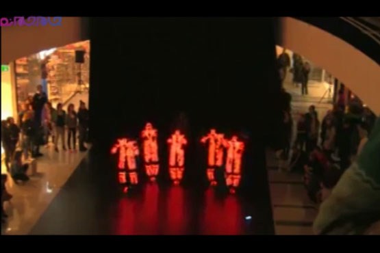 حرکات موزون در لباس Neon