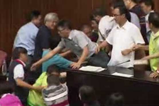 کتک کاری اتمی در پارلمان تایوان