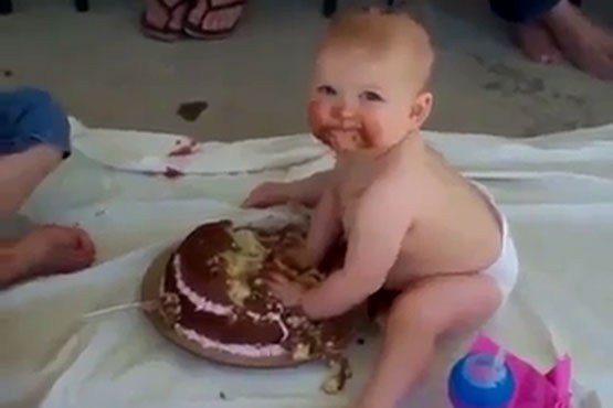 کودک و کیک تولد