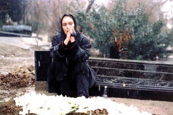 زنانی تنها، در آستانه قابی سرد