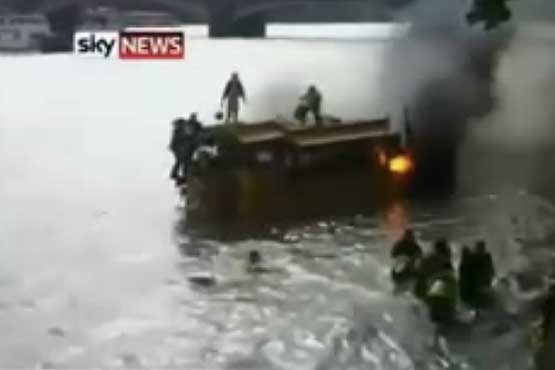 قایق آتش گرفت داخل رود تایمز پریدند