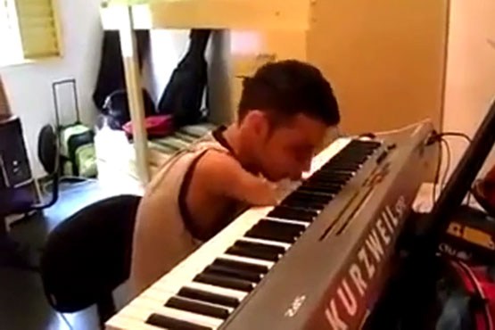 پشتکار و مهارت این جوان معلول در نواختن پیانو
