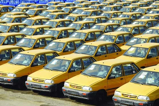 تجمع رانندگان تاکسی در اعتراض به توهین‌های مشاور روحانی