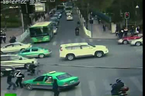 برخورد پلیس چینی وظیفه شناس با راننده متخلف