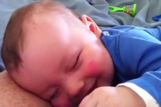 کودکی که خواب می‌بیند و می‌خندد