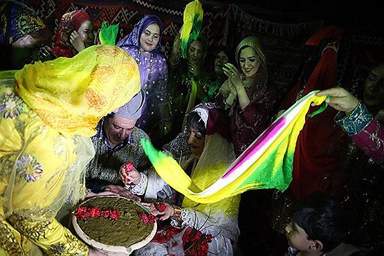  جشن ازدواج زوج کارتن‌خواب بهبود‌یافته، در پارکینگ دریاچه شهدای خلیج فارس