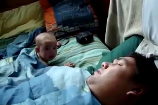 کودک با خروپف پدر زهره ترک می‌شود