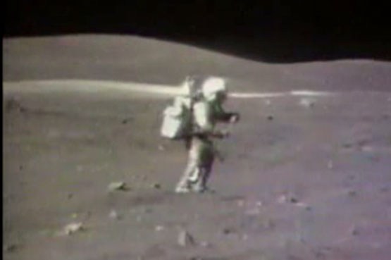 زمین خوردن فضانورد در ماه