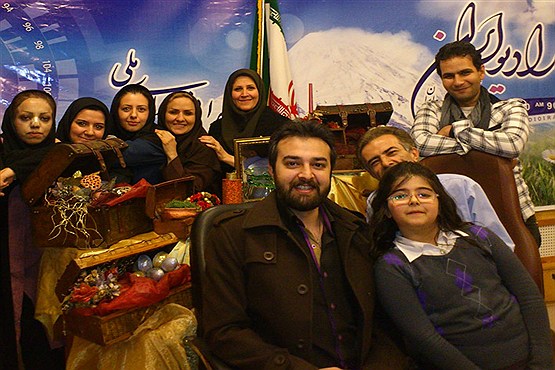 گزارشی از پشت صحنه برنامه «کوچه رادیو» از شبکه رادیویی ایران گزارشی از پشت صحنه برنامه «کوچه رادیو» از شبکه رادیویی ایران