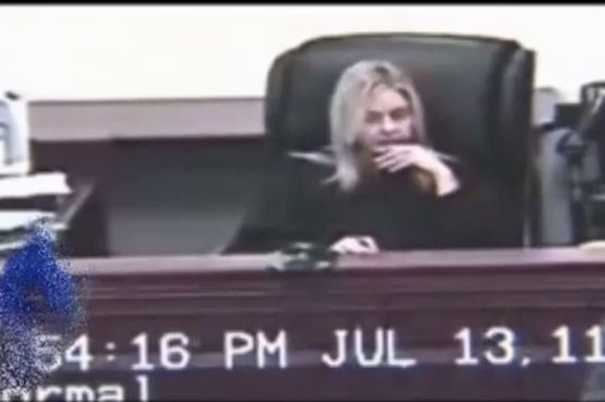 لحظه حمله زن مجرم به قاضی در آمریکا