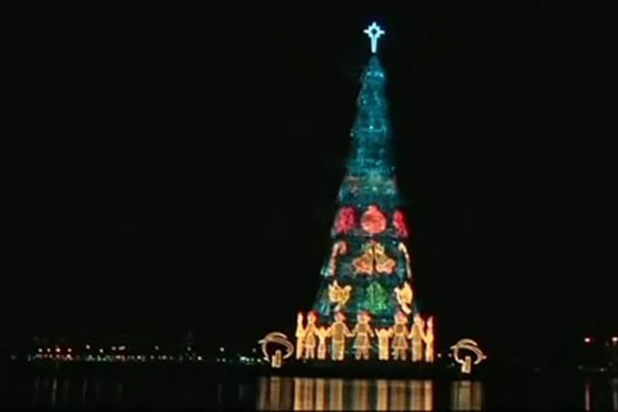 بزرگترین درخت کریسمس شناور در ریودوژانیرو روشن شد