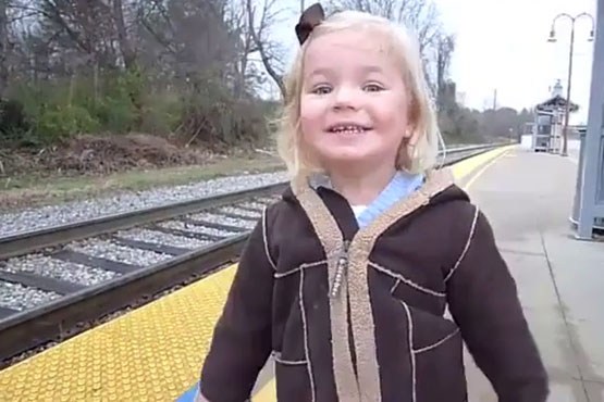 ذوق زده شدن دختر بچه از آمدن قطار