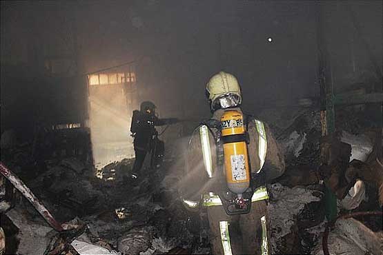 نجات 10 زن و مرد از میان دود و آتش
