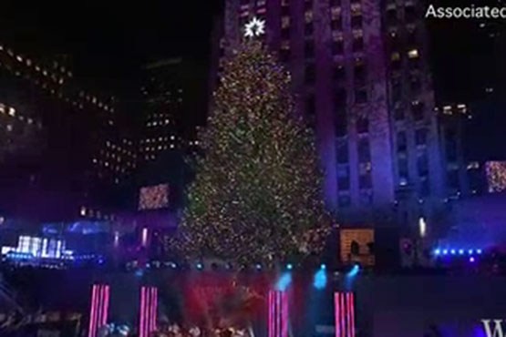 مراسم باشکوه و دیدنی چراغانی و نورپردازی درخت عظیم کریسمس