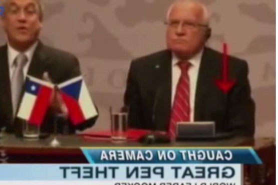 رئیس جمهور چک، از دزدیدن خودکار تا تلوتلو خوردن در مراسم رسمی