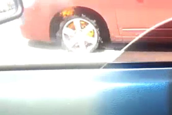 لاستیک اتومبیل آتش گرفت، راننده عین خیالش نبود