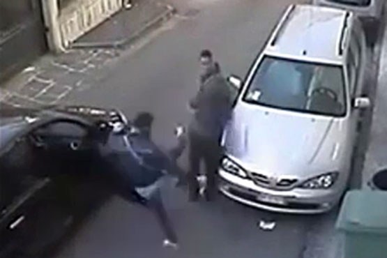 سرقت و ضرب و شتم دختر جوان در خیابان خلوت توسط کیف​قاپ​های زورگیر