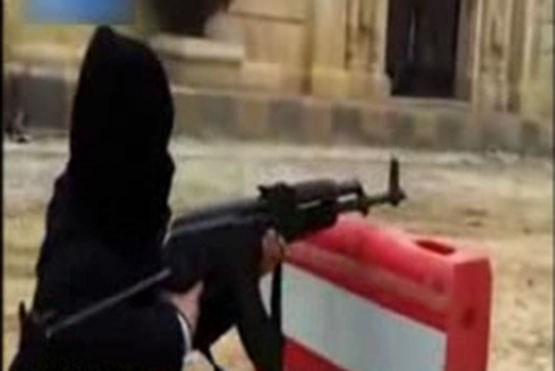 آموزش شلیک با اسلحه پیشرفته AK-47 به کودک 4 ساله سوری