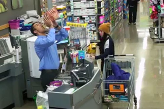 دوربین مخفی شوخی صندوقدار با مشتری​ها در سوپرمارکت