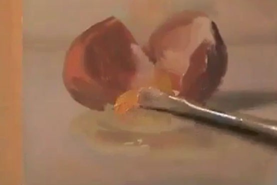 تخم مرغ شکسته بر بوم نقاشی