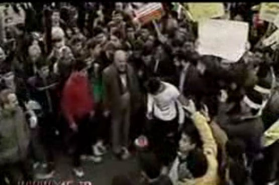 حرکات نمایشی نوجوان ورزشکار در راهپیمایی 22 بهمن