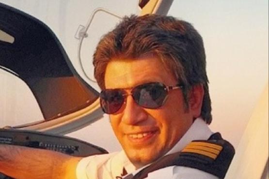 رضا رشیدپور پس از نشاندن هواپیما بر زمین/ عکس