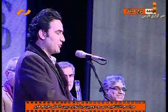 اهدای جایزه فیلم اولی‌های فجر/ هومن سیدی جایزه‌اش را به روحانی تقدیم کرد