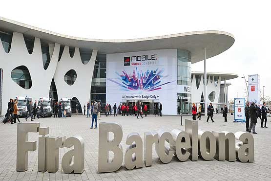 پرواز تلفن‌های همراه بر فراز بارسلونا MWC 2014