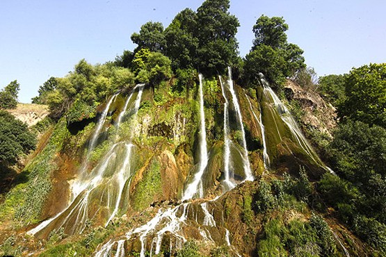 حضور بی سابقه گردشگران در زیباترین آبشار لرستان