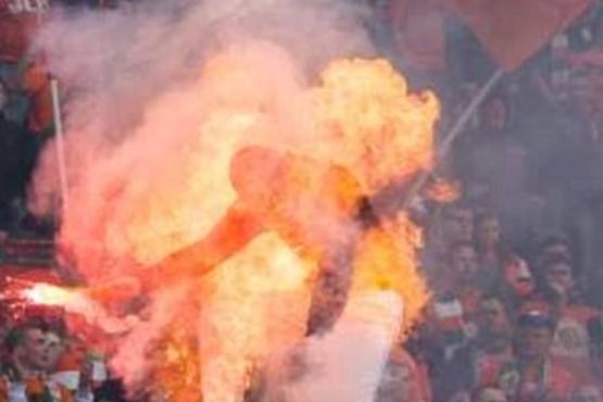 آتش زدن یک هوادار در ورزشگاه/ عکس
