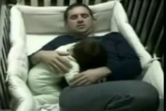 پدری که در تخت کودک می خوابد