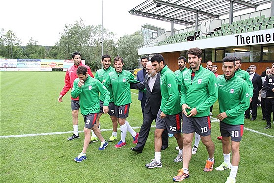حضور ظریف در اردوی تیم ملی فوتبال ایران در اتریش