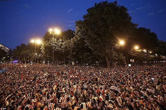 غوغای هواداران آتلتیکو در خیابان های بارسلون و مادرید/تصاویر
