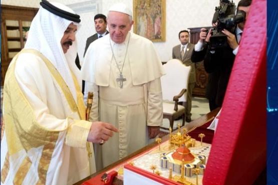 هدیه پادشاه بحرین به پاپ + عکس