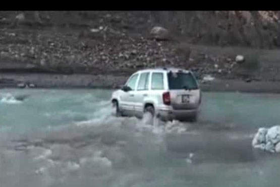 اتومبیل در رودخانه خروشان