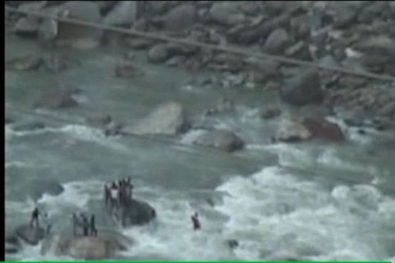امواج رودخانه دانش آموزان را با خود برد