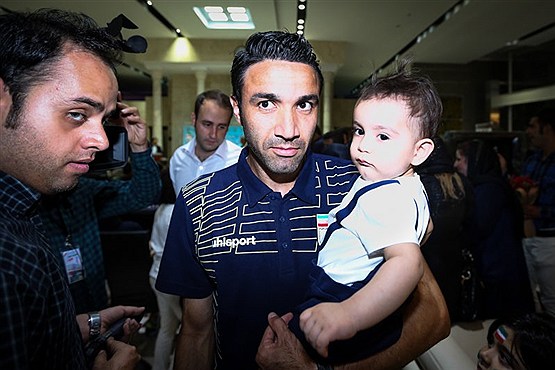 تصاویری از بازگشت تیم ملی فوتبال به ایران /نکونام و پسرش آریان سوژه شدند