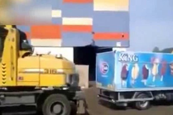 راننده عصبانی کامیون را نابود کرد