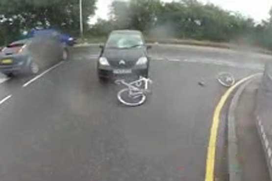 تصادف عجیب اتومبیل با دوچرخه سوار