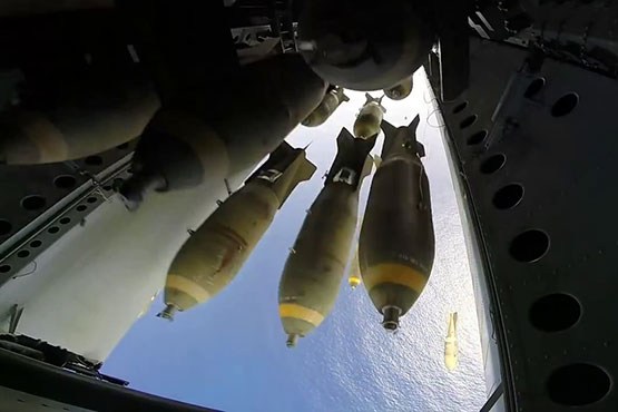 لحظه بمباران یک فروند بمب افکن B-52