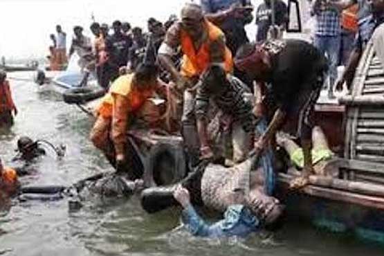 کشتی مسافربری با 250 مسافر دربنگلادش غرق شد