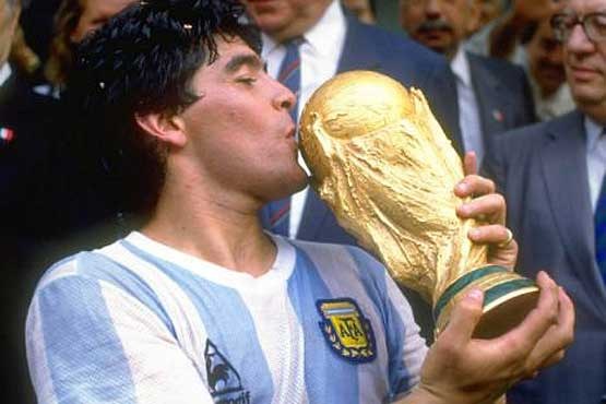 بوسه مارادونا بر گونه داور انگلیس - آرژانتین +عکس