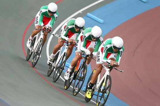 مدال نقره استقامت جاده بر گردن دوچرخه‌سوار ایرانی