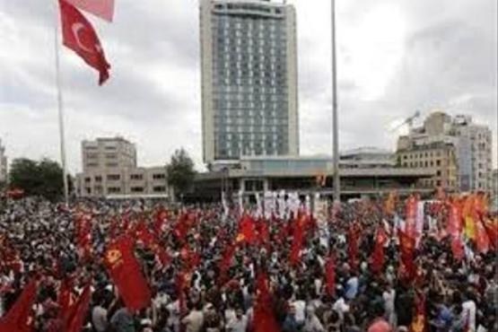 تظاهرات مردم استانبول در اعتراض به همکاری آنکارا با تکفیری ها
