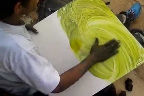 دستان هنرمند یک نقاش