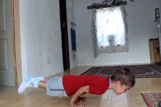 بچه ای با قدرت یک ورزشکار بدنساز