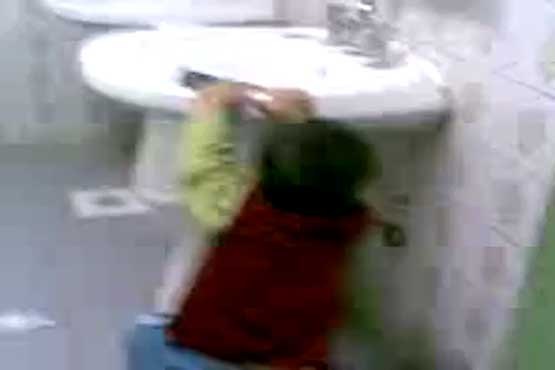 ابتکار بچه برای شستن دست هایش